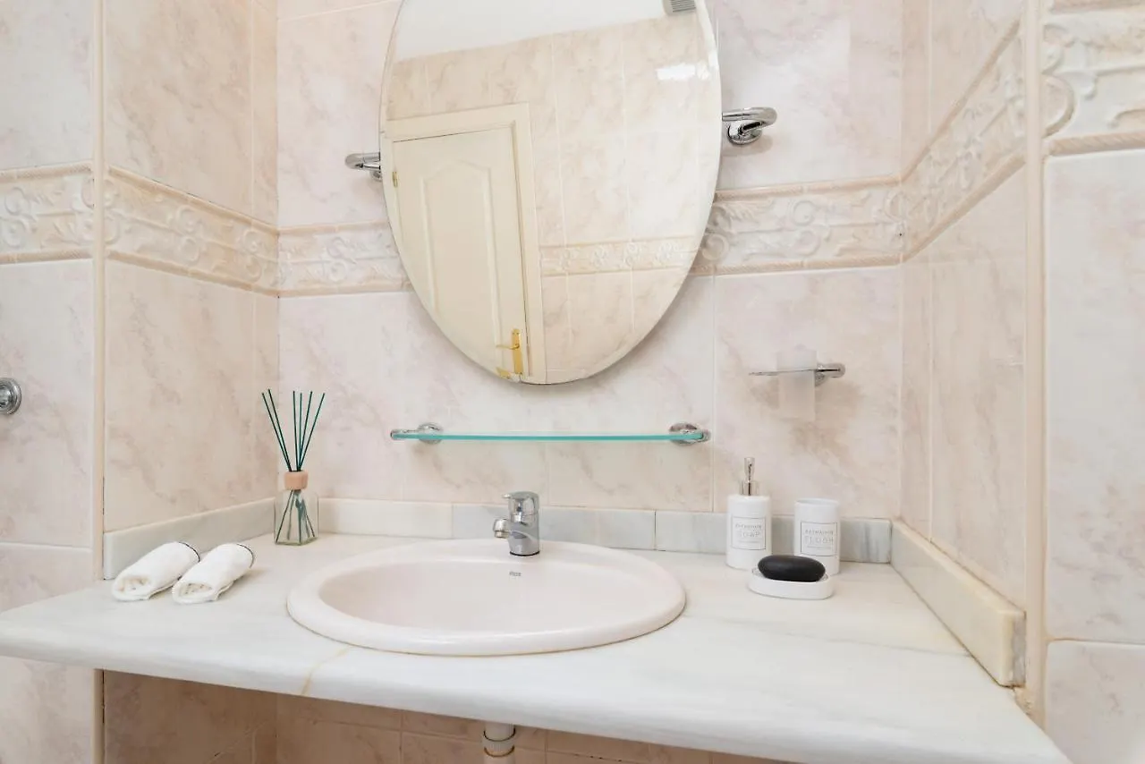 Fee4Me: First Line Luxury Apartment أرّاثيفي