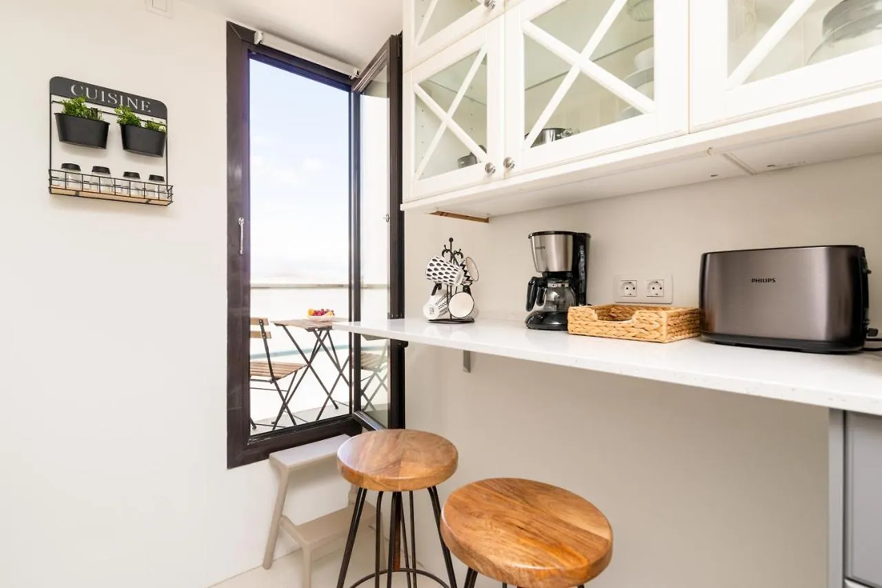 Fee4Me: First Line Luxury Apartment أرّاثيفي